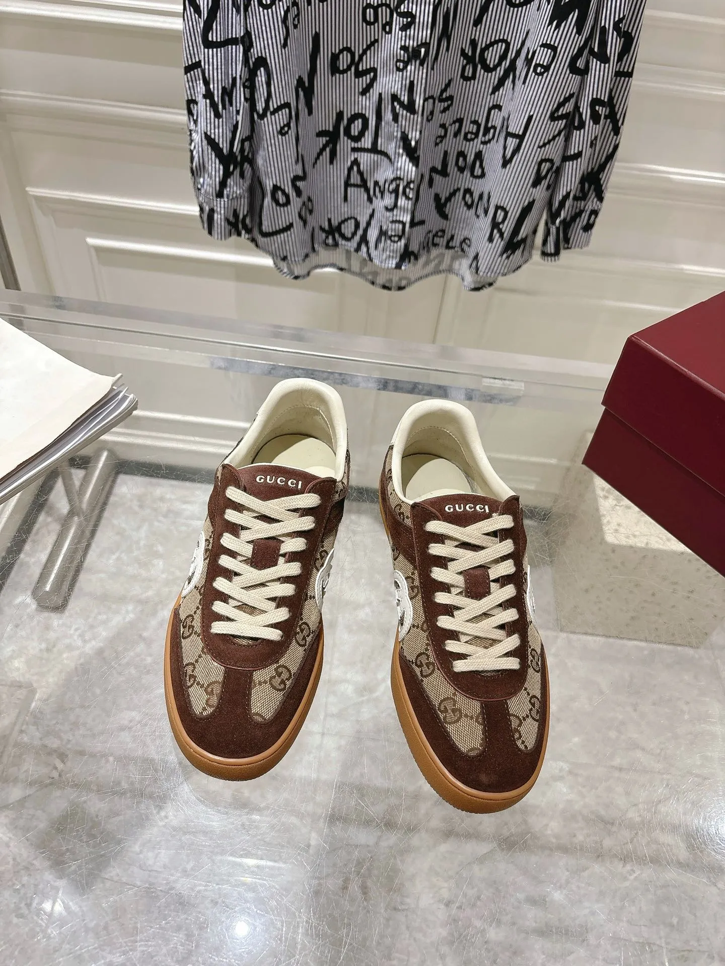 👟👟Ex-factory price 540👟👟Men's size +10 New upgraded version🔥Gucci 2024 new white shoes casual shoes hot recommendation, original TPU soles, original fabrics, original sheepskin lining sheepskin feet🔥Original cover craftsmanship is reproduced one to one! The pursuit of ultimate comfort! 🔥🔥 [Love] Fabric: Imported cow suede + mesh [Love] Packing: Counter-matched red shoe box ➕ Aviation airplane box [Love] Code number: 35-45